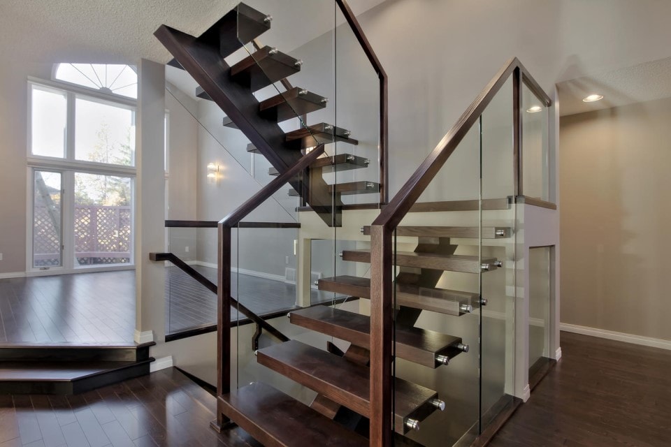 GLASS RAILINGS AND STAIRS WITH MINIMAL DESIGN