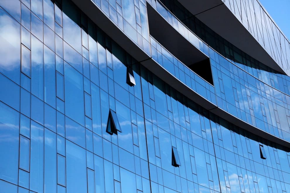 Fasadë xhami moderne me strukturë alumini