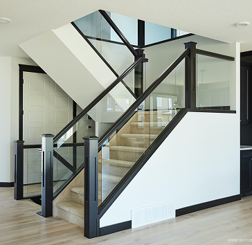 Parmakë dhe shkallë xhami me dizajn minimal